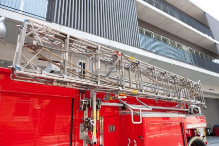 Téléchargez les photos : Camion de pompiers et matériel d'incendie en ville - en image libre de droit
