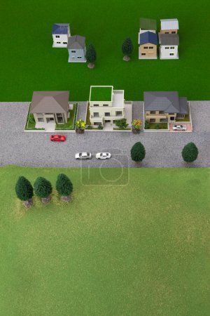 Téléchargez les photos : Models of the city of small houses and cars - en image libre de droit