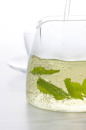 Téléchargez les photos : Thé à la menthe en verre vue théière - en image libre de droit