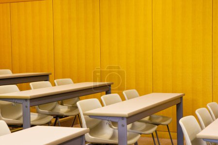 Téléchargez les photos : Intérieur de la salle de classe vide à l'école. Lignes de bureaux et chaises en bois - en image libre de droit