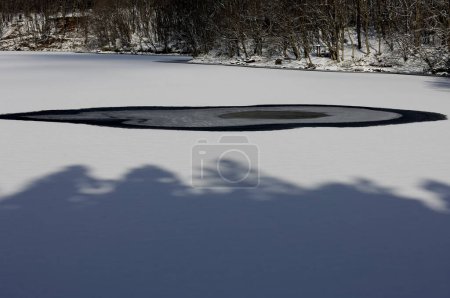 Téléchargez les photos : Lac gelé dans la neige - en image libre de droit