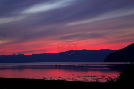 Téléchargez les photos : Lac dans les montagnes au coucher du soleil - en image libre de droit