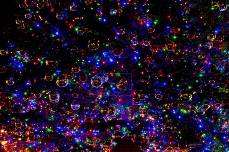 Téléchargez les photos : Arbre de Noël avec des lumières colorées et des boules la nuit - en image libre de droit
