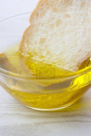 Téléchargez les photos : Tranche de pain et huile vue de près - en image libre de droit