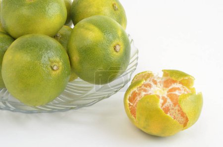 Téléchargez les photos : Mandarines fraîches fruits sur fond blanc - en image libre de droit