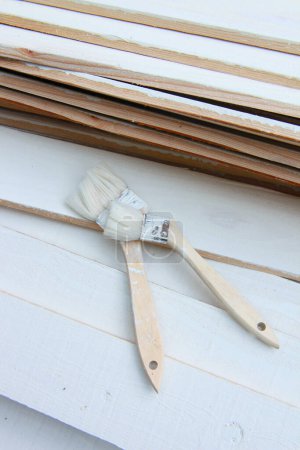 Foto de Pinceles y tablas de madera con pintura blanca - Imagen libre de derechos