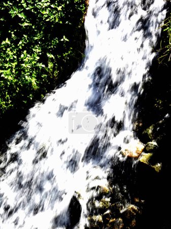 Téléchargez les photos : View of waterfall in the mountains - en image libre de droit