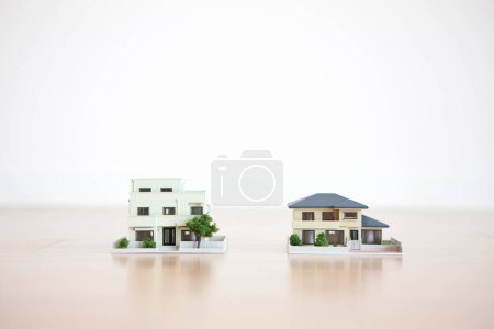 Foto de Pequeños modelos de casas sobre fondo blanco, concepto de hipoteca - Imagen libre de derechos