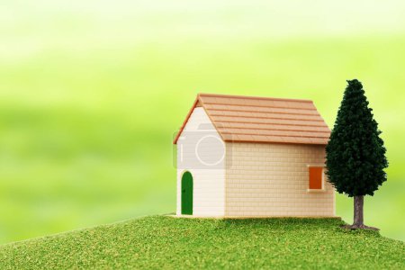 Foto de Modelo de casa en miniatura con hierba verde y árbol - Imagen libre de derechos