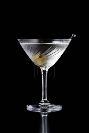Foto de Martini con aceitunas sobre fondo negro con reflejo - Imagen libre de derechos