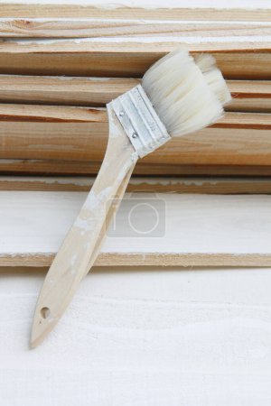 Foto de Pincel y tableros de madera con pintura blanca - Imagen libre de derechos