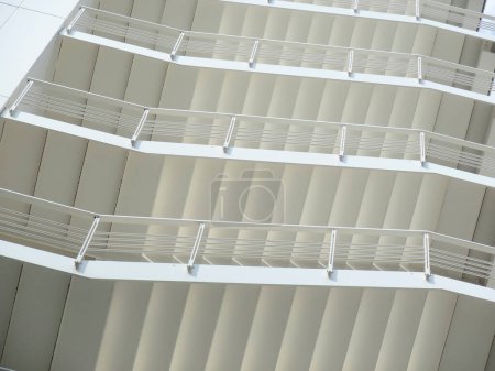 Téléchargez les photos : Bâtiment d'architecture moderne avec escaliers blancs - en image libre de droit