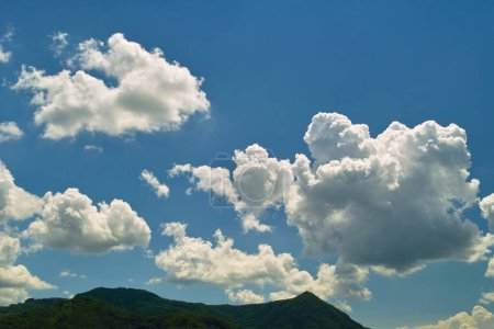Téléchargez les photos : Nuages blancs dans le ciel bleu au-dessus des montagnes - en image libre de droit