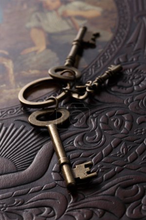 Téléchargez les photos : Vue rapprochée des clés vintage et fond décoratif sombre - en image libre de droit