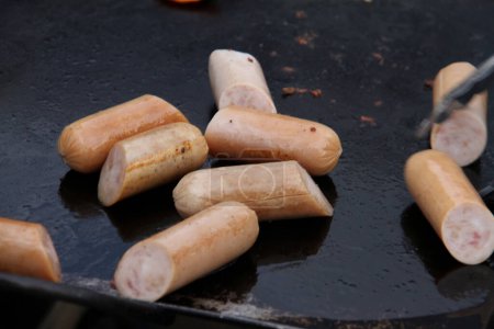 Téléchargez les photos : Saucisses frites sur une poêle noire, gros plan - en image libre de droit