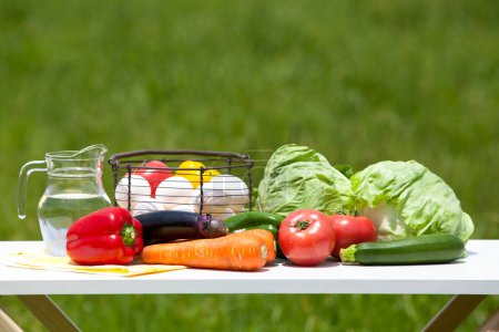 Téléchargez les photos : Légumes frais dans un panier en osier - en image libre de droit