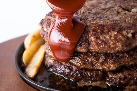 Téléchargez les photos : Burgers de bœuf frit au ketchup et frites - en image libre de droit