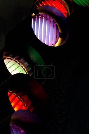 Téléchargez les photos : Vue rapprochée des projecteurs de couleur vive sur le plafond - en image libre de droit