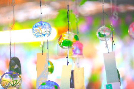 Nahaufnahme schöner traditioneller japanischer Glaswindspiele                                   
