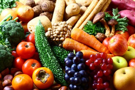 Foto de Composición con variedad de verduras, setas y frutas - Imagen libre de derechos