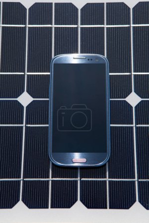Foto de Smartphone con batería solar - Imagen libre de derechos