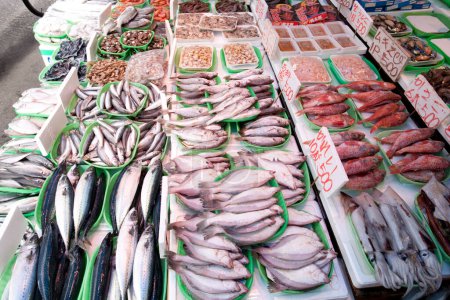 Foto de Comida de mar fresca, mercado al aire libre de cerca - Imagen libre de derechos