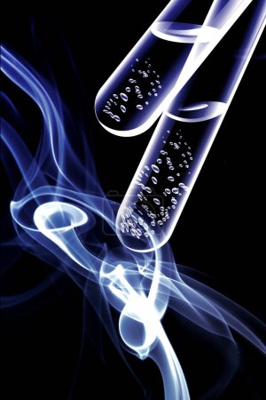 Foto de Primer plano de los tubos de ensayo sobre fondo oscuro, ciencia y medicina - Imagen libre de derechos