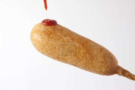 Téléchargez les photos : Gros plan de hot corn dog avec ketchup - en image libre de droit