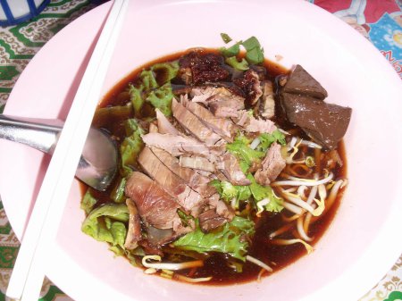 Téléchargez les photos : Vue rapprochée d'un délicieux plat asiatique - en image libre de droit