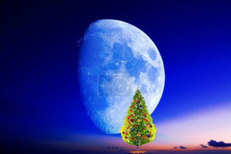 Téléchargez les photos : Arbre de Noël décoré et lune, illustration - en image libre de droit
