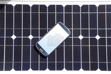 Foto de Panel de energía solar con smartphone - Imagen libre de derechos
