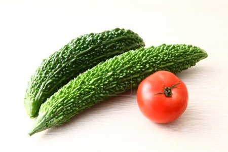 verduras frescas aisladas sobre fondo blanco. Melones amargos y tomate