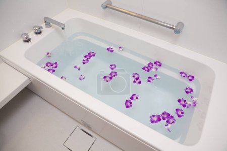 Foto de Hermosas flores púrpuras en baño, spa y concepto de bienestar - Imagen libre de derechos