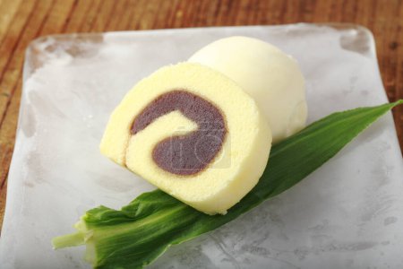 Eine Konditorei aus der Stadt Matsuyama, Präfektur Ehime. Ein Teig aus Bohnenpaste, der in eine Teigrolle gewickelt ist ". Es heißt "herb"". 