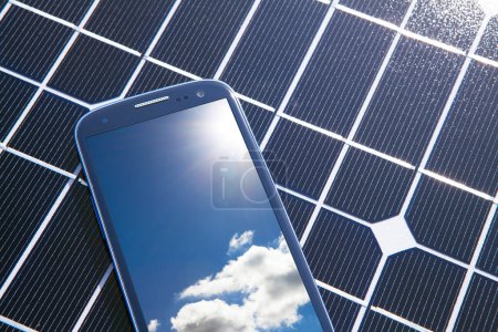 Foto de Smartphone con paneles solares - Imagen libre de derechos