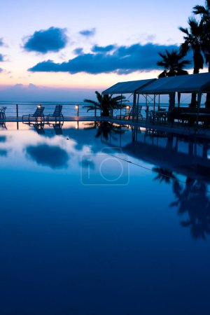Téléchargez les photos : Vue du soir sur la station balnéaire tropicale avec piscine - en image libre de droit