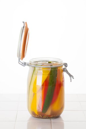 Foto de Frasco de vidrio con verduras frescas y caldo, preparaciones de cocina - Imagen libre de derechos