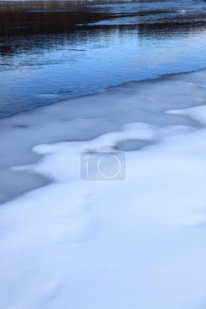 Téléchargez les photos : Rivière enneigée en hiver - en image libre de droit