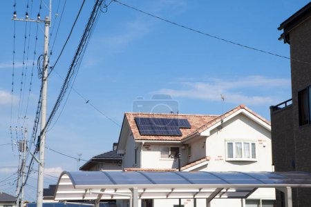 Foto de Paneles solares en el techo de la casa - Imagen libre de derechos