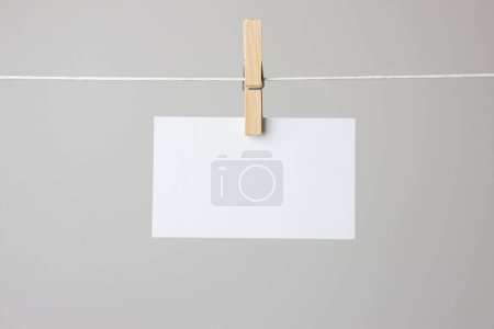tarjeta en blanco colgando de la cuerda, espacio de copia 