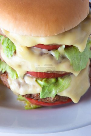 Téléchargez les photos : Fermeture de délicieux hamburger avec de la laitue sur fond, gros plan - en image libre de droit