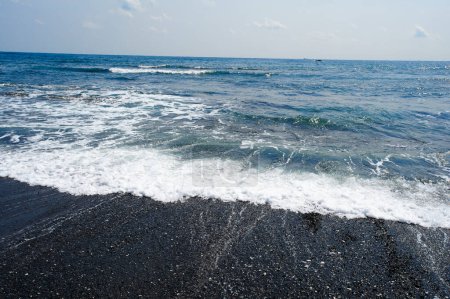Téléchargez les photos : Belle vue sur la côte de la mer et les vagues - en image libre de droit