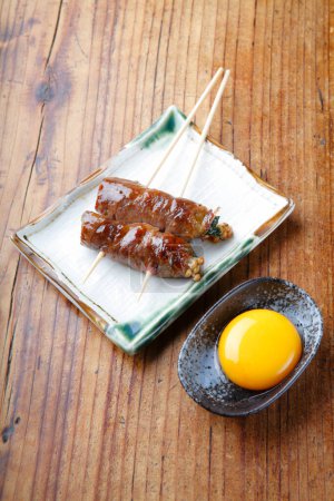 Foto de Comida japonesa, pinchos de carne cocida y huevo - Imagen libre de derechos