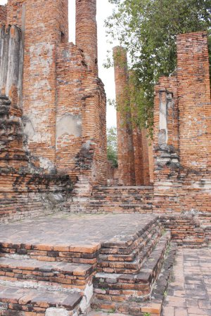 Téléchargez les photos : Temple de briques abandonné et ruiné, Wat Maha That, province d'Ayutthaya, Thaïlande. - en image libre de droit