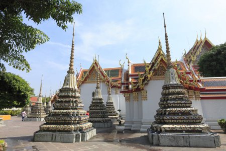Téléchargez les photos : Wat Phra Kaew à Bangkok, Thaïlande est un temple sacré et il fait partie du grand palais thaïlandais, le temple abrite un ancien Bouddha d'émeraude - en image libre de droit