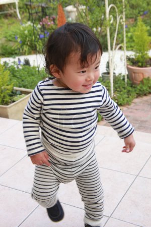 Foto de Retrato de lindo asiático bebé niño en patio trasero - Imagen libre de derechos
