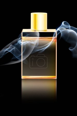 Foto de Frasco de perfume aislado sobre fondo negro - Imagen libre de derechos