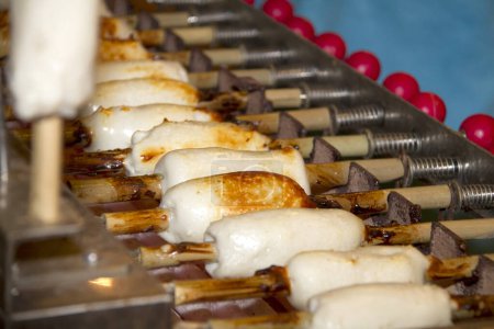 Téléchargez les photos : Tubes grillés en forme de pâte de poisson gâteaux ou tubes brochettes de calmar - en image libre de droit