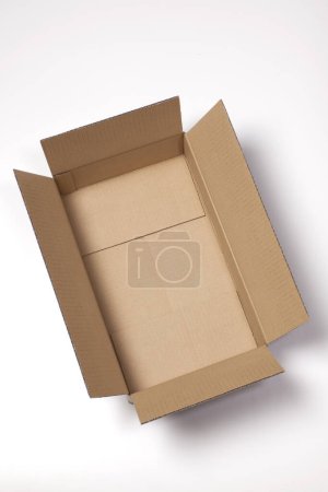 Téléchargez les photos : Boîte en carton sur fond blanc - en image libre de droit