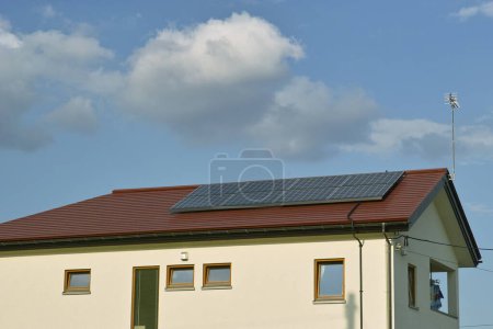 Foto de Paneles de energía solar en un techo de una casa de campo - Imagen libre de derechos